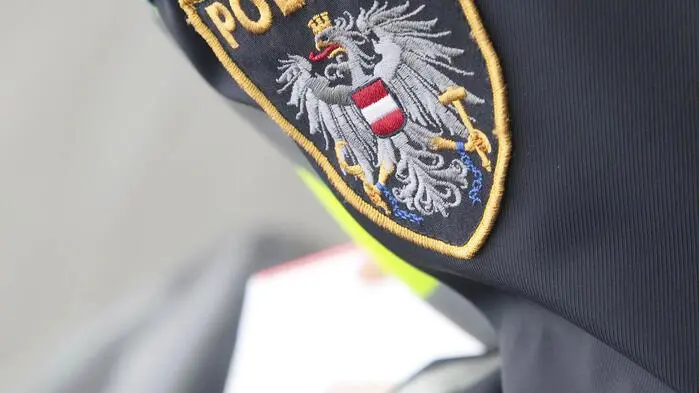 Man sieht einen Polizisten von der Seite