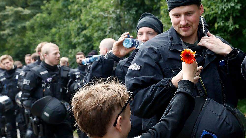 Friedlicher Massenprotest: Blumen für die Sicherheitskräfte