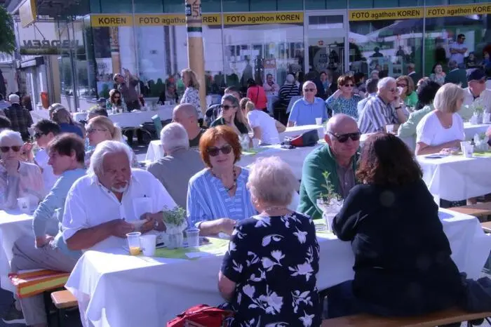  Die Bevölkerung wusste die Geste offenbar zu schätzen, denn der Zustrom zum nunmehr achten Stadtfrühstück war den ganzen Vormittag über enorm.
