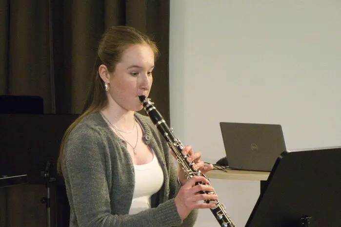 Die Schülerinnen und Schüler traten solo und in Ensembles auf. Auf der Bühne standen Anfänger wie Fortgeschrittene.