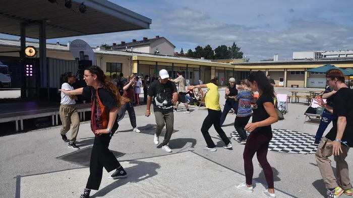 Der Maker Space Carinthia gegenüber der Rutsche des Klagenfurter Hallenbades war am Samstag von 11 Uhr bis 23 Uhr ein Playground der urbanen Szene. Bei satter von der Stereo Media technisch abgewickelter Hip Hop Musik wurde gebreakt, frei getanzt, geskatet, gesprayt und gechillt. Einen Parkours zum Straßen-Turnen gab es auch. Das Essen stellte das Team vom Lebensmittelrestverwerter Mittagstisch.