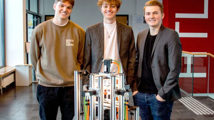 David Haidenhofer, Paul Kreuzer und Markus Kreutzer (v.l.) tüftelten monatelang hunderte Stunden an ihrem „Rubik’s Cube Solver“