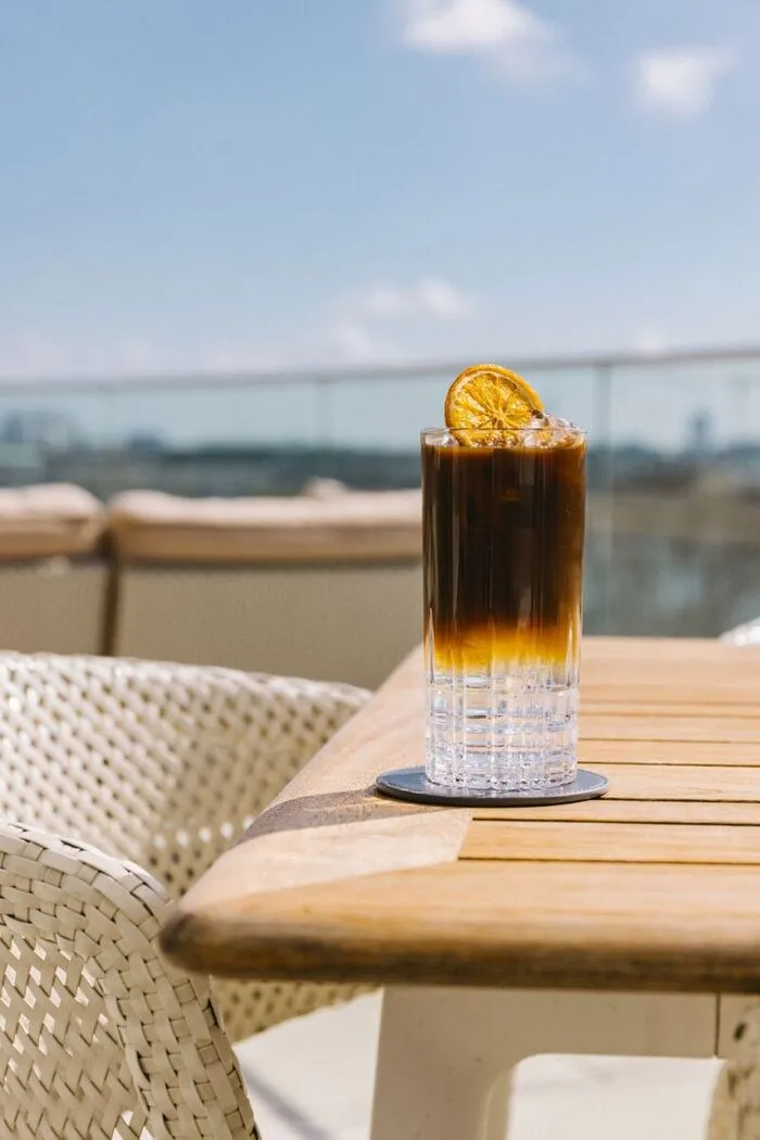 Cold Brew bedeutet einfach nur kalter Kaffee.