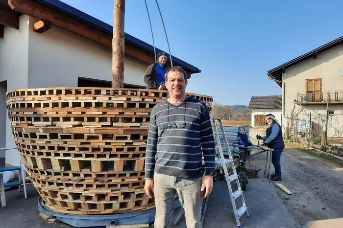 Vereinsobmann Manfred Pappel vor dem halb fertigen Osterei.