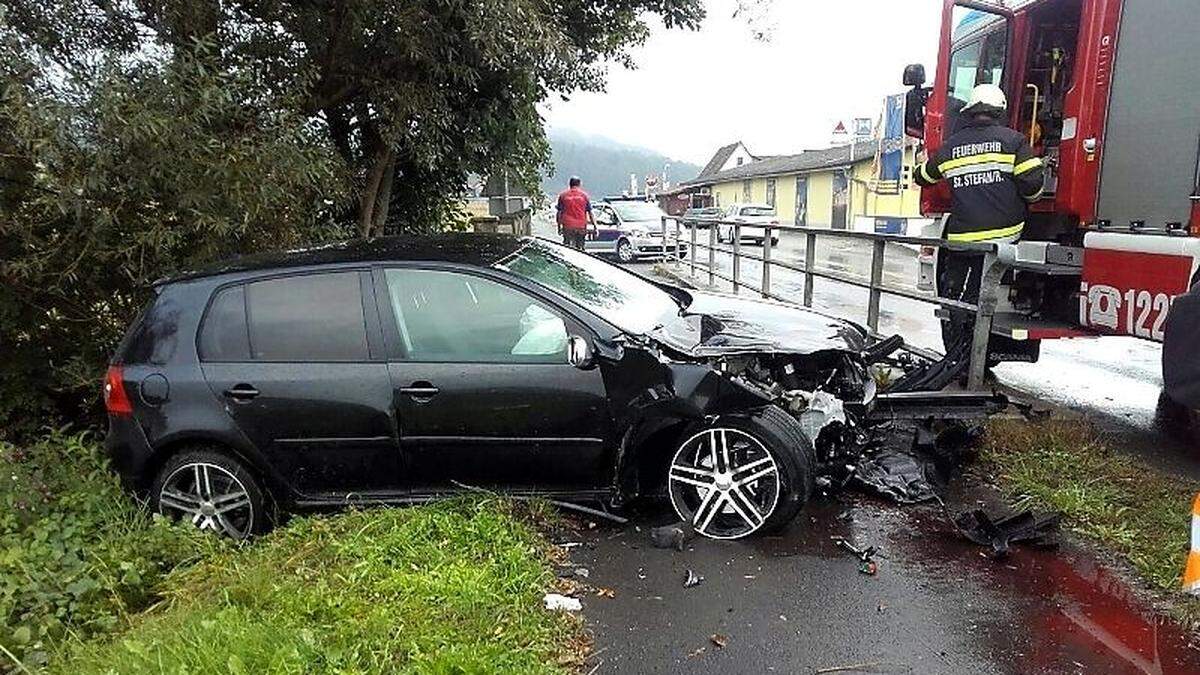 Das Unfallfahrzeug wurde schwer beschädigt