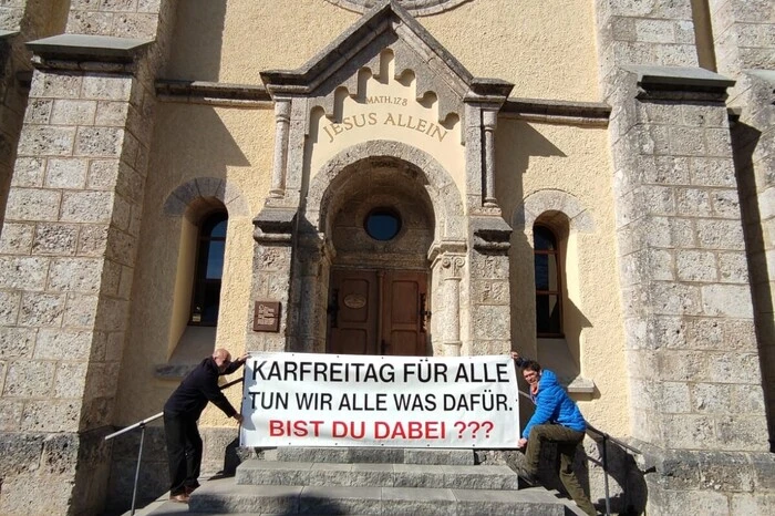 Das Transparent vor der evangelischen Kirche in der Ramsau