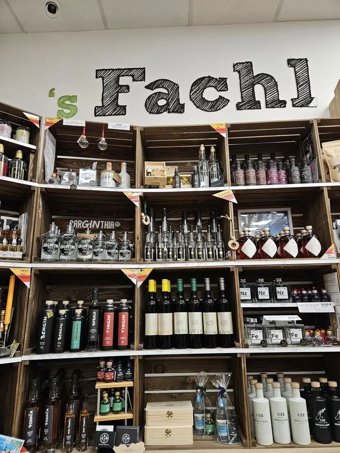 Produzenten präsentieren ihre Ware in alten Obstkisten