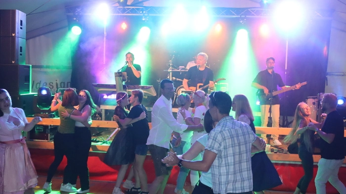 Beste Tanzmusik lieferte die seit Jahrzehnten bekannte John-Otti-Band.