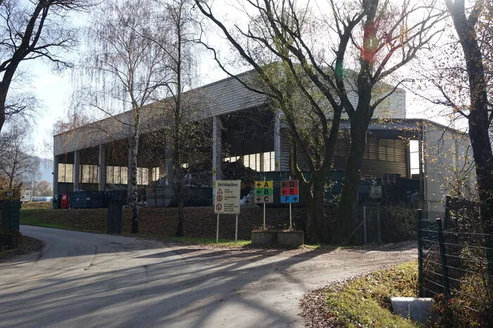Auch rund um die Restmüllhalle, sie grenzt an einen geschützten Landschaftsteil, gibt es Vorwürfe.