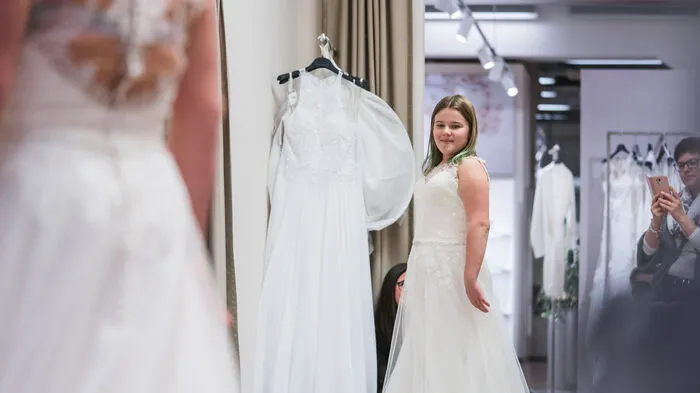 Seide, Tüll und Tattoospitze sind ihr Reich. Julia Niessl (10) aus Leoben liebt den Stoff, aus dem Hochzeitsträume sind.