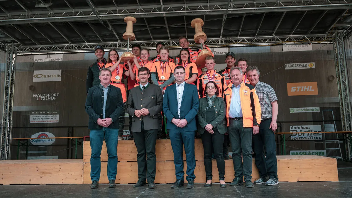 Nationalratsabgeordneter Johann Weber, Landesrat Martin Gruber (ÖVP), Landesschulinspektor Alfred Altersberger, Litzlhof-Abteilungsvorständin Klaudia Pirker, Direktor Josef Huber und Forstlehrer Armin Graf mit den Preisträgerinnen und Preisträgern