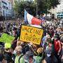 Tausende Impfverweigerer und Gegner der Corona-Regeln zogen am Samstag durch die Straßen von Paris