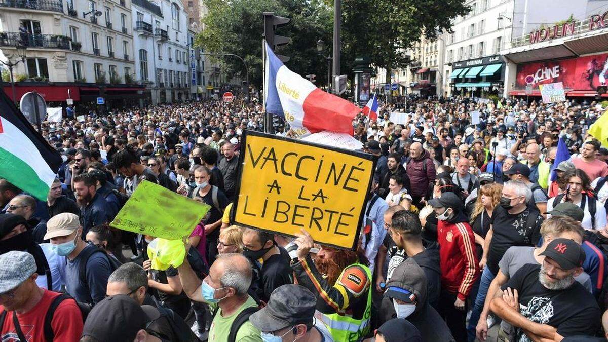 Tausende Impfverweigerer und Gegner der Corona-Regeln zogen am Samstag durch die Straßen von Paris
