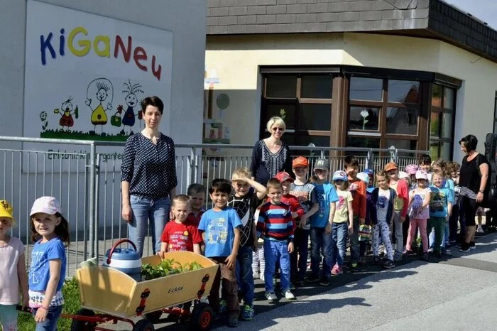 Die Kinder zogen mit dem Leiterwagen und ihren Gartengeräten durch den Ort.
