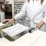Apothekerin hinter Tresen