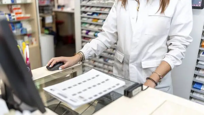 Apothekerin hinter Tresen