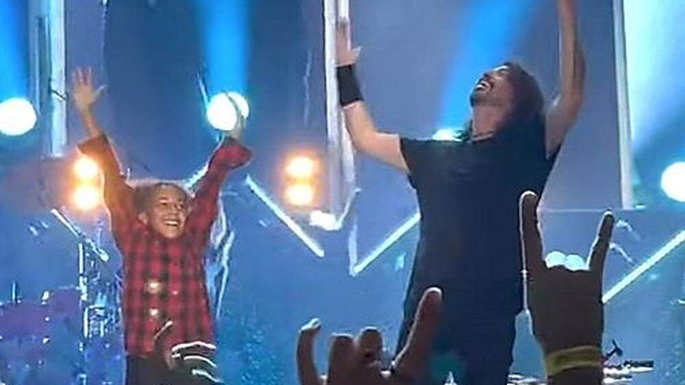 Aus dem YouTube-Video: Nandi Bushell on stage mit Dave Grohl und den Foo Fighters