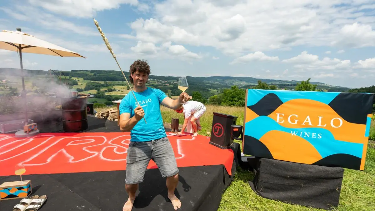 Am Weinhof Locknbauer wird viel experimentiert: Mit den Winzern Engel und Kobatl kreierte Lukas Jahn etwa vor einem Jahr den Cuvée „Egalo“ und füllte ihn in Kartons, in einer sogenannten Bag-in-Box, ab