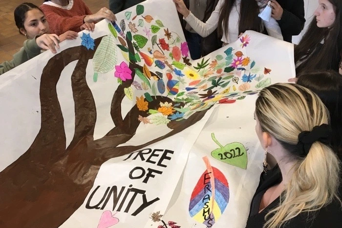 Arbeiten am "Tree of unity" (Baum der Einheit)