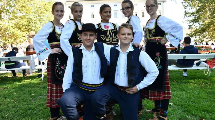 Jugendliche in serbischer Tracht waren beim Multi-Kulti-Fest in Spittal genauso aktiv wie ...
