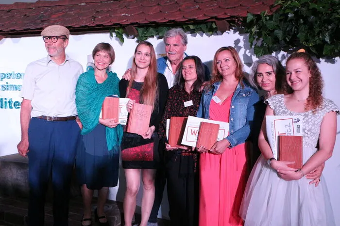 Dieses Jahr gewannen ausschließlich Frauen. (v.l.) Werner Sonnleitner, Sabine Felgitsch, Tanja Pallier, Peter Simonischek, Carmen Lammer, Silvia Reindl, Brigitte Karner, Theres Puchner