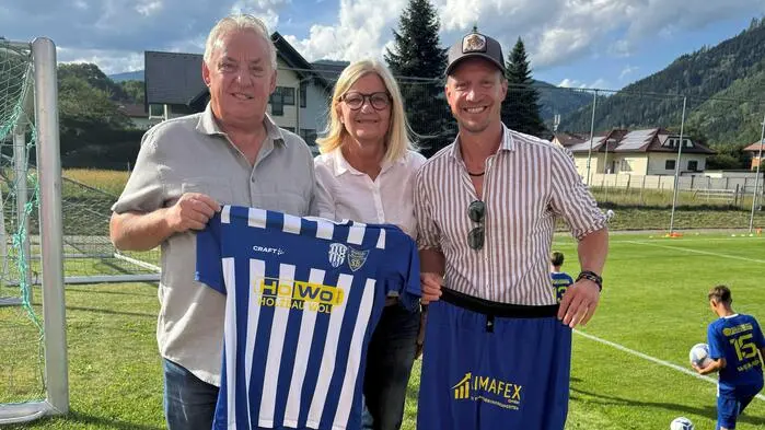 Hubert Matz (Obmann SV Oberaich), Susanne Kaltenegger (Bürgermeisterin) und Markus Deutscher (Obmann SC Bruck 1921) freuen sich über die Zusammenarbeit