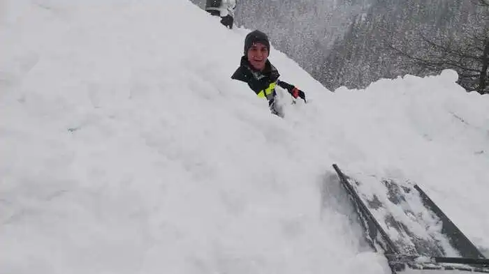 Mehrere Meter Schnee liegen bereits in der Gemeinde, bis Freitag könnte ein weiterer Meter dazukommen.