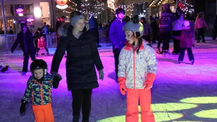 Hochbetrieb bereits am späten Nachmittag am Eislaufplatz im Zentrum von Köflach. Denn die Stadtgemeinde hatte zum Bauernsilvester on Ice für Jung und Alt bei freiem Eintritt geladen.