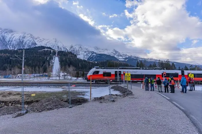 Die 300 Meter vom Schanzengelände entfernte Sonderhaltestelle ist von Freitag bis Sonntag in Betrieb