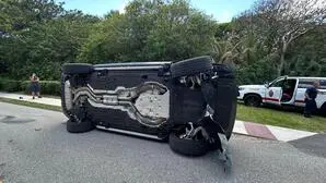 Das Auto von Tiger Woods kam auf der Seite zum Stehen 