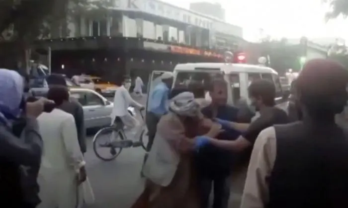 Ein Verletzter wird nach der Explosion versorgt