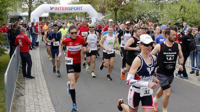 Halbmarathon-Sieger wurde Johannes Sommer in der Tagesbestzeit 1 Stunde 18 Minuten 9 Sekunden.