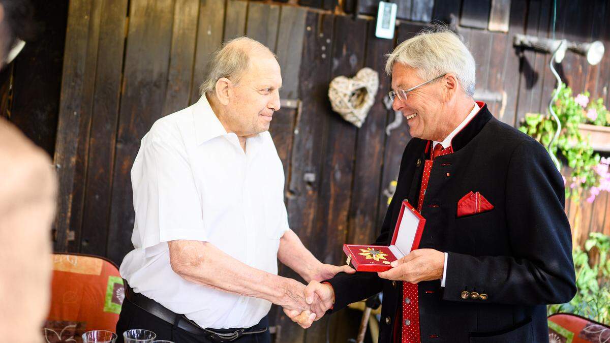 Landeshauptmann Peter Kaiser (rechts) überreichte Dieter Fleiß das &quot;Große Ehrenzeichen des Landes Kärnten&quot; 