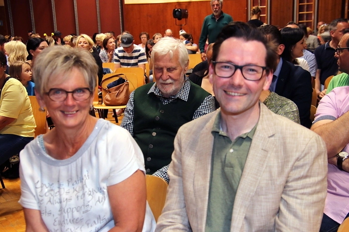 Volksschuldirektorin Gabriele Bernsteiner freute sich, auch Bürgermeister Georg Preßler (am Foto rechts), Vizebürgermeister Michael Schilling und ihren Vorgänger als Direktor Reinhold Haring begrüßen zu dürfen.