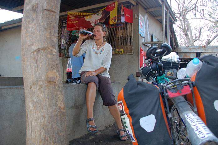 Nicaragua: Kalte und vor allem zuckerhaltige Getränke geben Energie
„Ca. 4000 kcal verbrauchten wir beim Radfahren täglich und 70 % Luftfeuchtigkeit ist in den Tropen schweißtreibend“