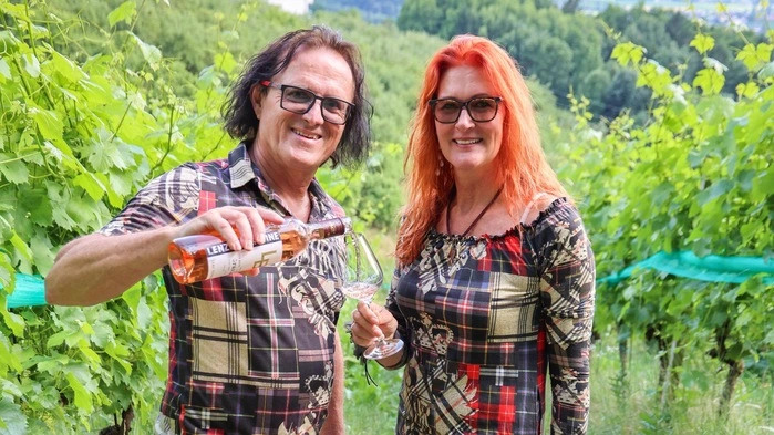 Das Winzer-Ehepaar in ihrem Weingarten 