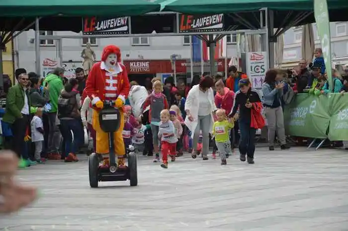 Beim "Windelsprint" durften sich die Kleinsten unter tosendem Applaus austoben. Angeführt wurden alle Bewerbe von dem Clown "Ronald McDonald". Nach Ertönen des Startpfiffs sprinteten die Teilnehmer voller Elan los und klebten dem Maskottchen an den Fersen.