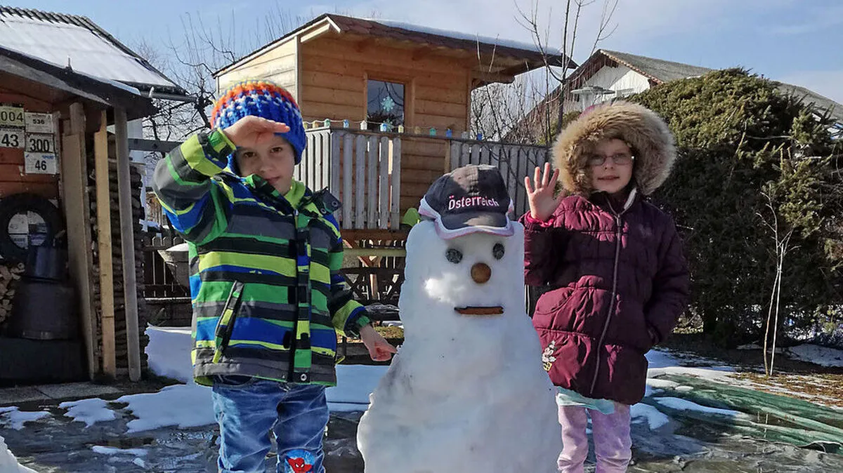 Olivia und Leon freuen sich mit dem letzten Schneemann schon auf den Frühling im Steirischen Vulkanland in Feldbach
