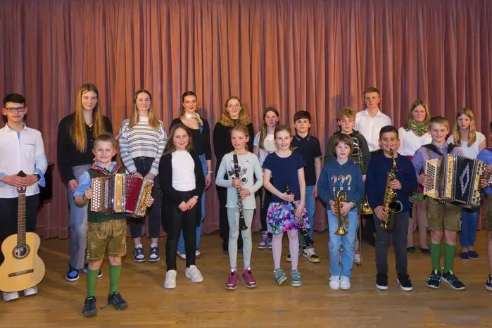 16 Beiträge aus unterschiedlichen Ausbildungsklassen boten ein abwechslungsreiches Programm – von sanften Violin- und Flötenklängen bis hin zu kraftvollen Blechbläser- und Trommelstücken.