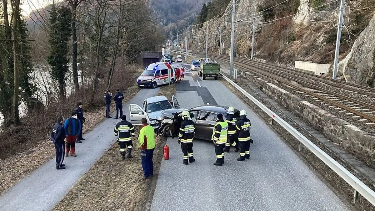 Die beiden Autos nach der Kollision