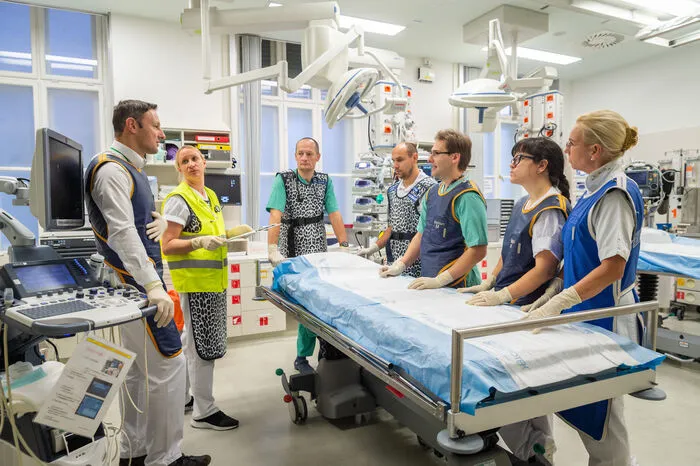 Unfallchirurgen, Anästhesisten und Pfleger bereit für den nächsten Patienten: Paul Puchwein, Barbara Hallmann, ThomasBößner-Weiss, Nicolas Eibinger, Manuela Geißler, Katrin Pretterhofer