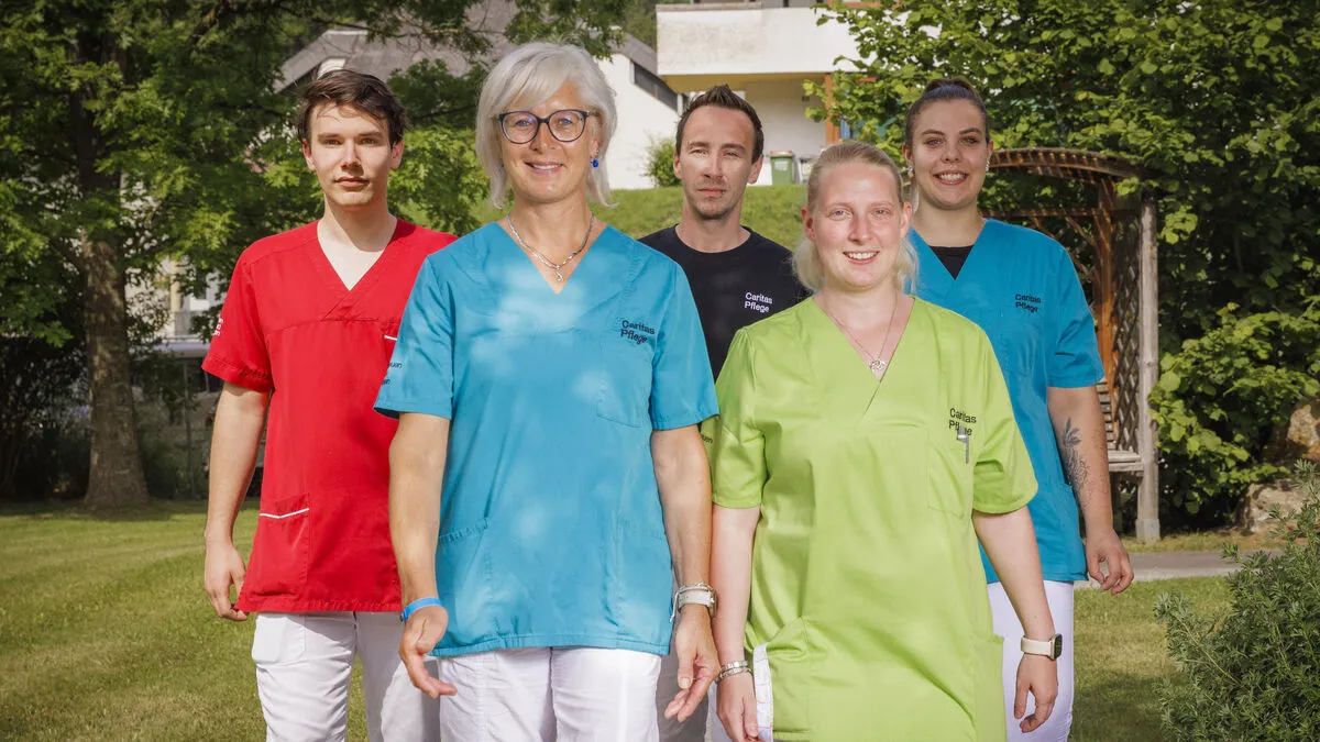 Mitarbeiter:innen der Caritas Pflege meistern den Pflegealltag gemeinsam – Schulter an Schulter