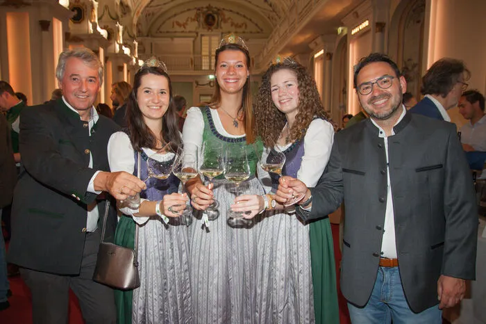 Ganz vorne dabei waren die unter anderem Weinbaudirektor Werner Luttenberger, die Weinhoheit Beatrix Luttenberger, Katrin Dokter und Lisa Müller sowie Weinverbandsobmann Stefan Potzinger