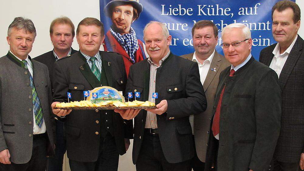 Molkereigenossenschafts-Obmann Karl Schuster (3. von links) mit Josef Pomper (3. von rechts) und Gästen