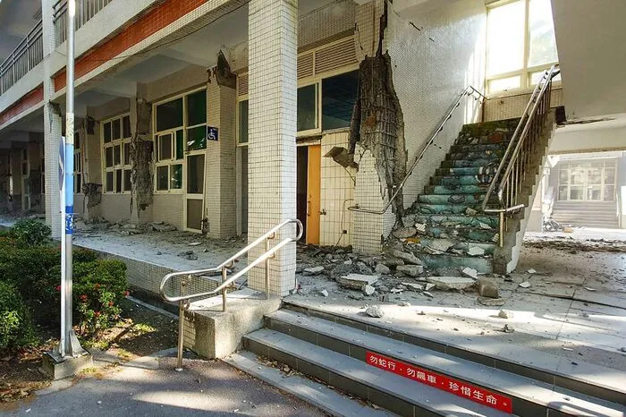 Wie die nationale Feuerwehr-Behörde am Mittwoch mitteilte, galten 736 Menschen als verletzt. 