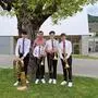 Junge Musiker mit ihren Instrumenten und ihrem Lehrer