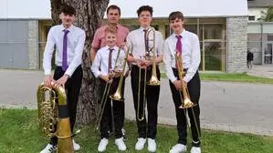 Junge Musiker mit ihren Instrumenten und ihrem Lehrer