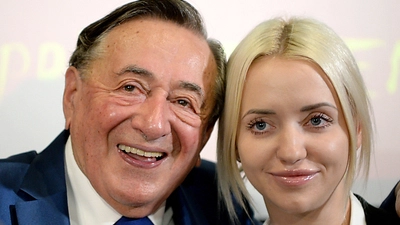 Richard Lugner und seine Cathy: Fünf-Euro-Kinogutschein für jede Unterschrift