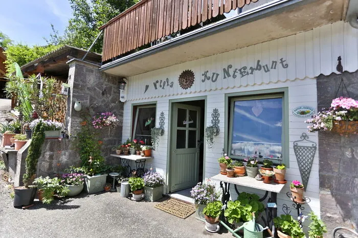 In der Villa Kunterbunt ist Platz für Pflanzen und all die Dinge, die das besondere Etwas eines Gartens ausmachen.