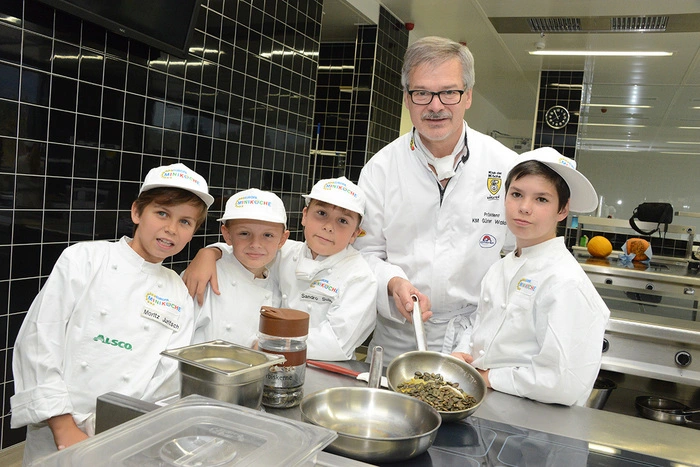 KKK Präsident Günter Walder mit den Miniköchen